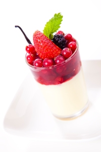 Vanille-Pudding mit Roter Grütze